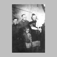 022-0352 Maria und Paul Korallus mit ihren Kindern Helga und Reinhold 1943 in Gross Koewe. Mit dem Kopftuch eine Tante..jpg